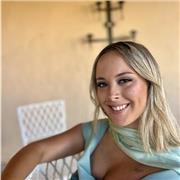 Me defino como una persona paciente, creativa y comprometida, que busca despertar la curiosidad y el gusto por aprender